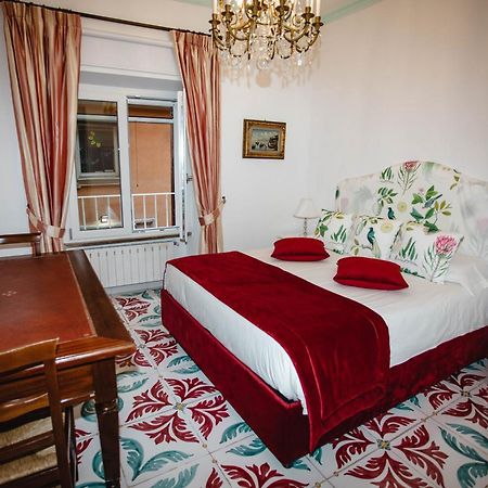 Отель Delfini Trevi House Рим Экстерьер фото