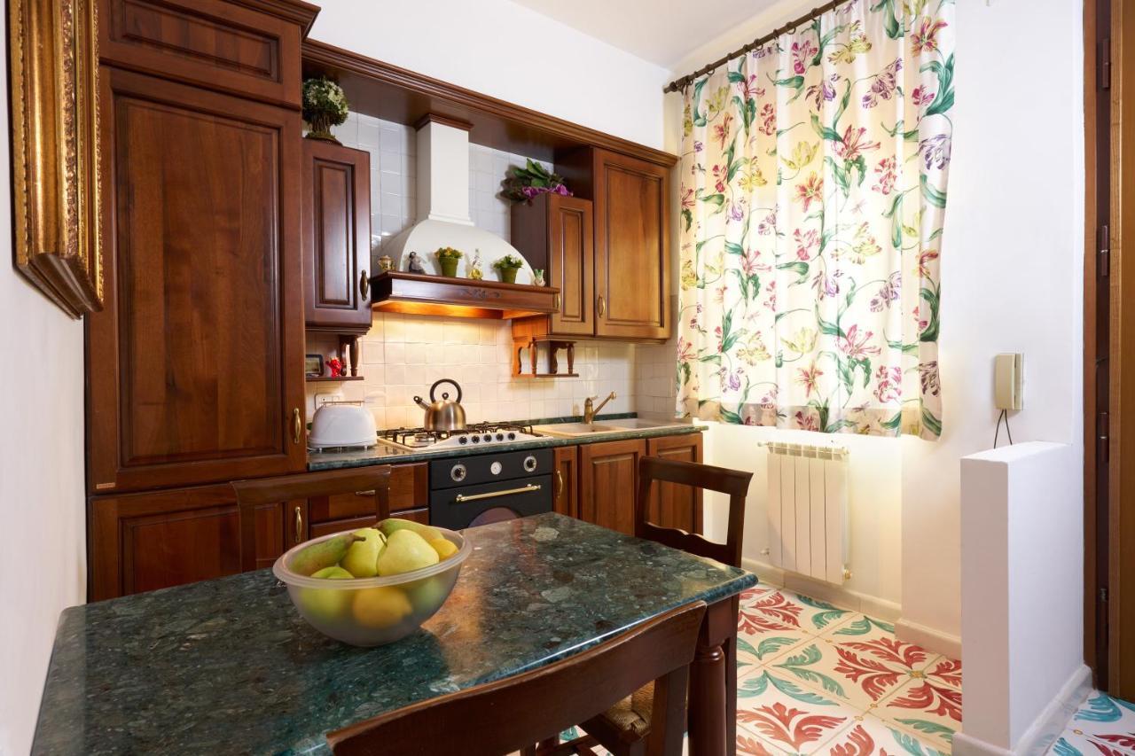 Отель Delfini Trevi House Рим Экстерьер фото