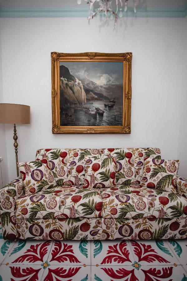 Отель Delfini Trevi House Рим Экстерьер фото