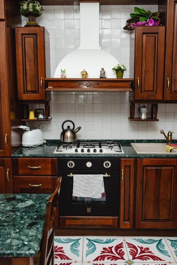 Отель Delfini Trevi House Рим Экстерьер фото