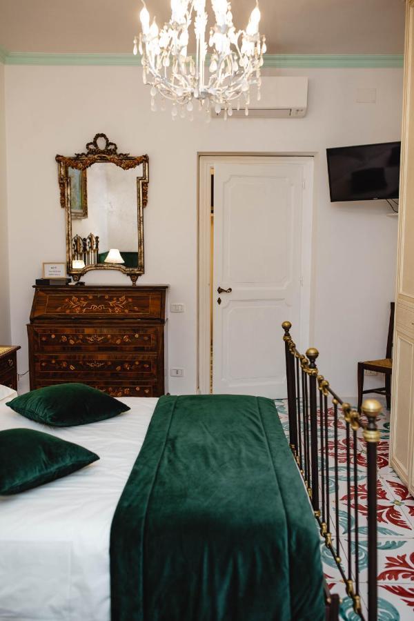 Отель Delfini Trevi House Рим Экстерьер фото