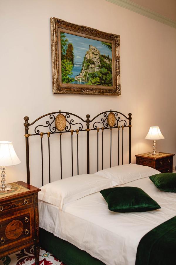 Отель Delfini Trevi House Рим Экстерьер фото