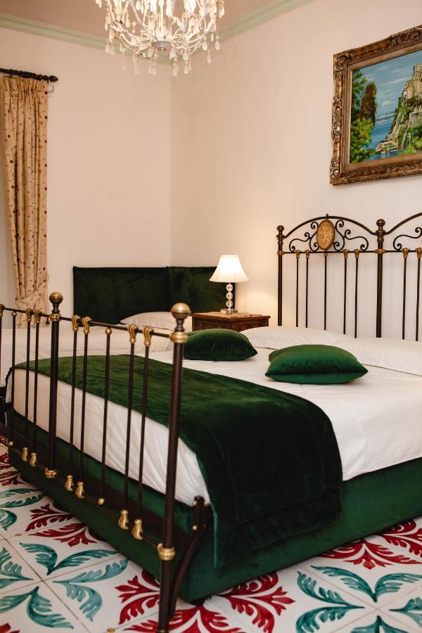 Отель Delfini Trevi House Рим Экстерьер фото