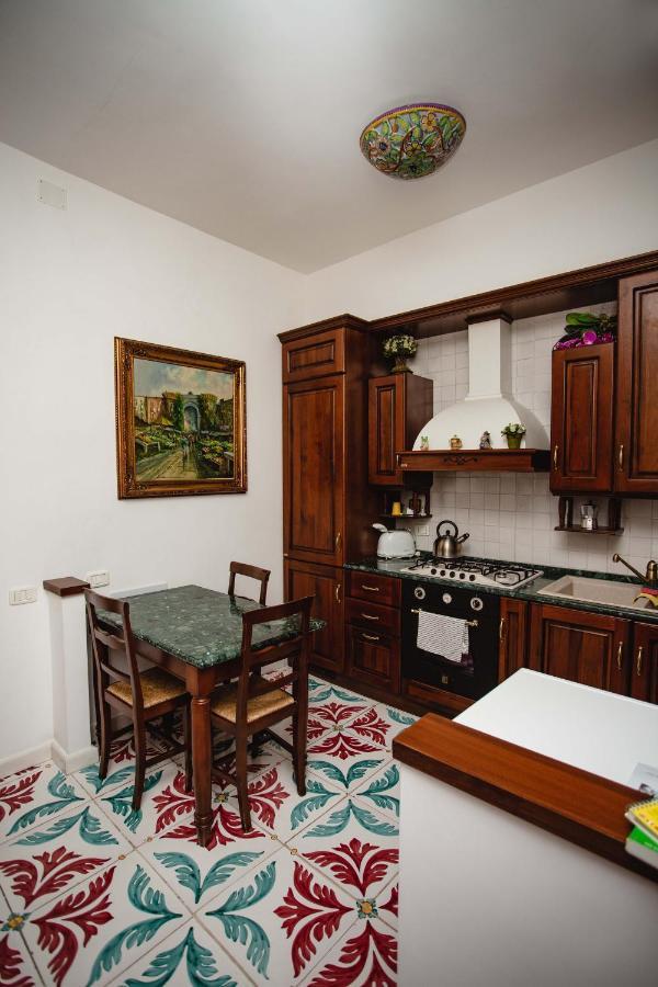 Отель Delfini Trevi House Рим Экстерьер фото
