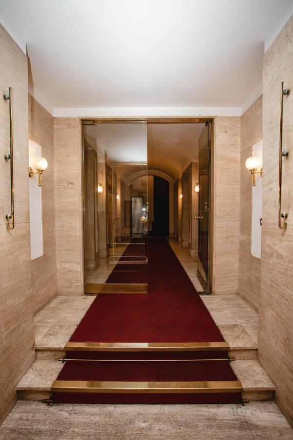 Отель Delfini Trevi House Рим Экстерьер фото