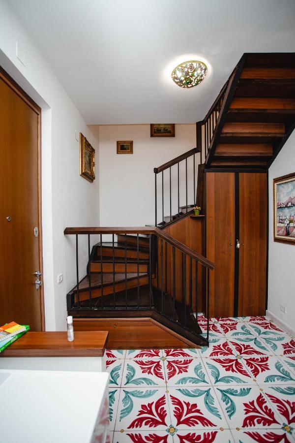 Отель Delfini Trevi House Рим Экстерьер фото