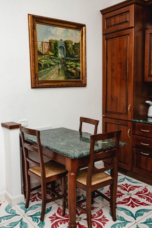 Отель Delfini Trevi House Рим Экстерьер фото