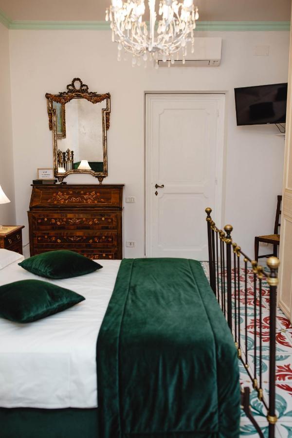 Отель Delfini Trevi House Рим Экстерьер фото