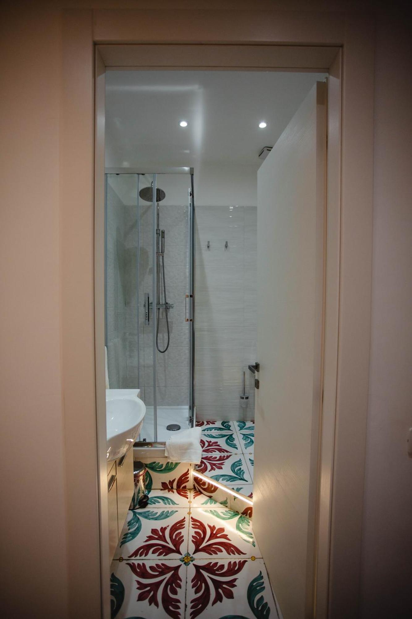 Отель Delfini Trevi House Рим Экстерьер фото